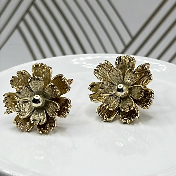 Lisner Jewelry - Vintage Gold Lisner Flower Screw On Earrings.